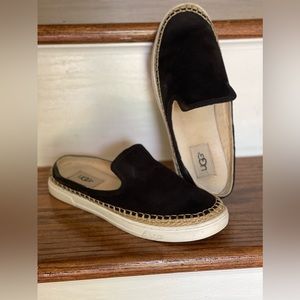 UGG Caleel Flat Mules Sz 7.5 Black Suede